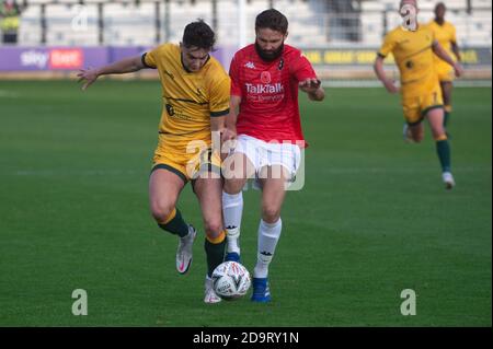 SALFORD, ANGLETERRE. 7 NOVEMBRE Josh MacDonald du Hartlepool Utd FC est attaqué par Jordan Turnbull du Salford City FC lors du match de la coupe FA entre Salford City et Hartlepool United à Moor Lane, Salford, le samedi 7 novembre 2020. (Credit: Ian Charles | MI News) Credit: MI News & Sport /Alay Live News Banque D'Images