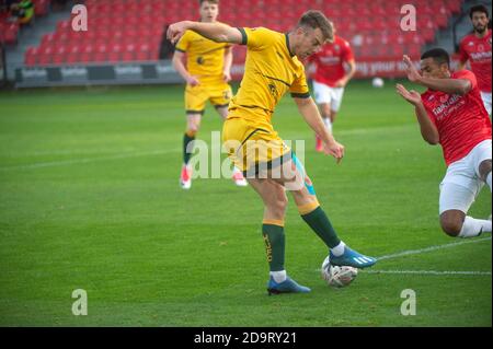 SALFORD, ANGLETERRE. 7 NOVEMBRE Ibou Touray de Salford City FC tente de bloquer Rhys Oates de Hartlepool Utd FC tourné pendant le match de la coupe FA entre Salford City et Hartlepool United à Moor Lane, Salford le samedi 7 novembre 2020. (Credit: Ian Charles | MI News) Credit: MI News & Sport /Alay Live News Banque D'Images