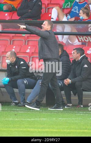 SALFORD, ANGLETERRE. 7 NOVEMBRE Richie Wellens, gestionnaire du FC de Salford City, émet ses instructions lors du match de la coupe FA entre Salford City et Hartlepool United à Moor Lane, Salford, le samedi 7 novembre 2020. (Credit: Ian Charles | MI News) Credit: MI News & Sport /Alay Live News Banque D'Images