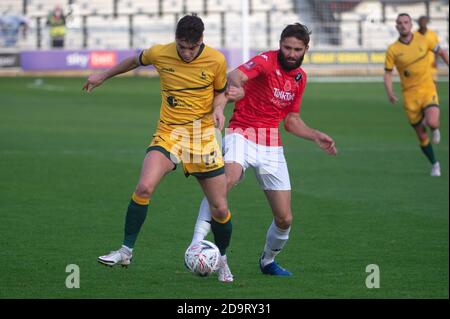 SALFORD, ANGLETERRE. 7 NOVEMBRE Josh MacDonald du Hartlepool Utd FC est attaqué par Jordan Turnbull du Salford City FC lors du match de la coupe FA entre Salford City et Hartlepool United à Moor Lane, Salford, le samedi 7 novembre 2020. (Credit: Ian Charles | MI News) Credit: MI News & Sport /Alay Live News Banque D'Images