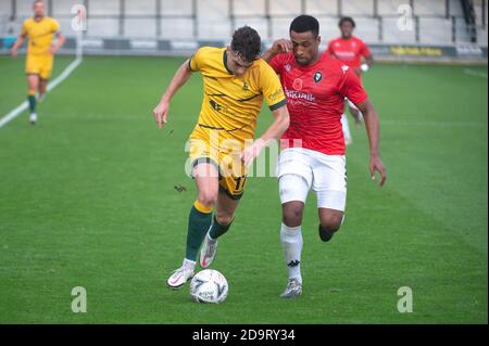 SALFORD, ANGLETERRE. 7 NOVEMBRE Josh MacDonald du Hartlepool Utd FC sous la pression d'Ibou Touray du Salford City FC lors du match de la coupe FA entre Salford City et Hartlepool United à Moor Lane, Salford, le samedi 7 novembre 2020. (Credit: Ian Charles | MI News) Credit: MI News & Sport /Alay Live News Banque D'Images