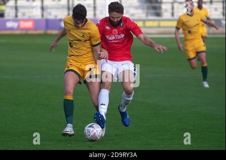 SALFORD, ANGLETERRE. 7 NOVEMBRE Josh MacDonald du Hartlepool Utd FC est attaqué par Jordan Turnbull du Salford City FC lors du match de la coupe FA entre Salford City et Hartlepool United à Moor Lane, Salford, le samedi 7 novembre 2020. (Credit: Ian Charles | MI News) Credit: MI News & Sport /Alay Live News Banque D'Images