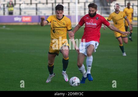 SALFORD, ANGLETERRE. 7 NOVEMBRE Josh MacDonald du Hartlepool Utd FC est attaqué par Jordan Turnbull du Salford City FC lors du match de la coupe FA entre Salford City et Hartlepool United à Moor Lane, Salford, le samedi 7 novembre 2020. (Credit: Ian Charles | MI News) Credit: MI News & Sport /Alay Live News Banque D'Images