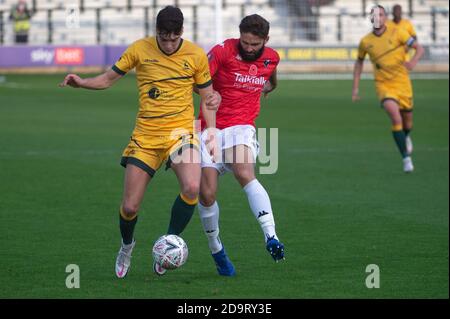 SALFORD, ANGLETERRE. 7 NOVEMBRE Josh MacDonald du Hartlepool Utd FC est attaqué par Jordan Turnbull du Salford City FC lors du match de la coupe FA entre Salford City et Hartlepool United à Moor Lane, Salford, le samedi 7 novembre 2020. (Credit: Ian Charles | MI News) Credit: MI News & Sport /Alay Live News Banque D'Images