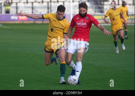 SALFORD, ANGLETERRE. 7 NOVEMBRE Josh MacDonald du Hartlepool Utd FC est attaqué par Jordan Turnbull du Salford City FC lors du match de la coupe FA entre Salford City et Hartlepool United à Moor Lane, Salford, le samedi 7 novembre 2020. (Credit: Ian Charles | MI News) Credit: MI News & Sport /Alay Live News Banque D'Images