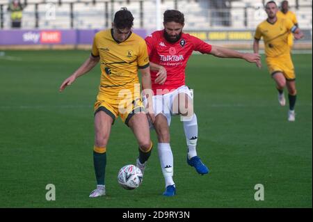 SALFORD, ANGLETERRE. 7 NOVEMBRE Josh MacDonald du Hartlepool Utd FC est attaqué par Jordan Turnbull du Salford City FC lors du match de la coupe FA entre Salford City et Hartlepool United à Moor Lane, Salford, le samedi 7 novembre 2020. (Credit: Ian Charles | MI News) Credit: MI News & Sport /Alay Live News Banque D'Images