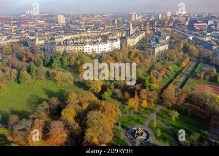 Kelvingrove Glasgow, Royaume-Uni. 7 novembre 2020. Fin de l'après-midi automne soleil sur Kelvingrove Park en direction de Park Circus. Crédit : ALAN OLIVER/Alay Live News Banque D'Images