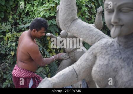 Kolkata, Inde. 06e novembre 2020. Un artiste vu faire une idole.le populaire festival hindou "Dewali" arrive très bientôt. Beaucoup d'hindous célèbrent dewali comme Kali puja en Inde. Crédit : SOPA Images Limited/Alamy Live News Banque D'Images