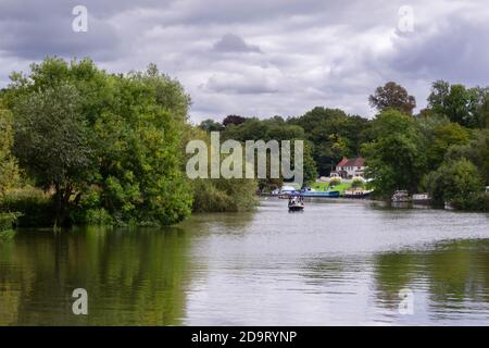 SHILLINGFORD, ANGLETERRE - le 6 SEPTEMBRE 2020 : la Tamise au pont de Shillingford pendant un été. Vue sur certains bateaux et sur l'hôtel Banque D'Images