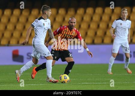 Matteo Ricci (Spezia Calcio) et Pasquale Schiattarella (Benevento Calcio) pendant la série UN match de football entre Benevento Calcio - Spezia Calcio, Stadio Ciro Vigorito le 7 novembre 2020 à Benevento Italie - photo Emmanuele Mastrodonato photo LM/Emmanuele Mastrodonato Banque D'Images