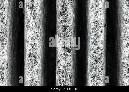 Un gros plan du filtre de cabine en carbone rectangulaire de surface. Peut être utilisé comme arrière-plan, fibres visibles disposées en lignes verticales. Banque D'Images