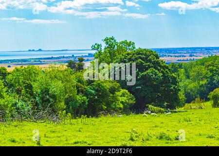 Vue panoramique depuis les collines entre Hythe et Lympne La vaste plaine agricole de Romney Marsh et le sud Côte de la chaîne anglaise Banque D'Images