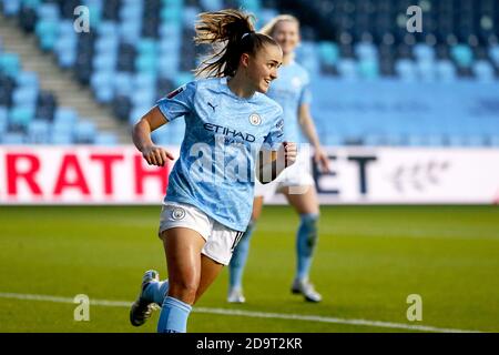 Georgia Stanway de Manchester City célèbre le cinquième but du match de sa partie lors du match de Super League féminin FA au stade de l'Académie de Manchester City. Banque D'Images