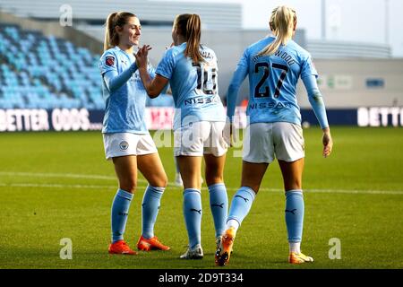 Georgia Stanway de Manchester City célèbre avec ses coéquipiers après avoir marquant le cinquième but du match de sa partie lors du match de la Super League des femmes FA au stade de l'Académie de Manchester City. Banque D'Images