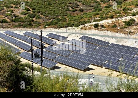 Grand panneau solaire produisant de l'électricité pour le réseau, parc solaire de Pissouri capable de produire 1.5 MW, Chypre Banque D'Images