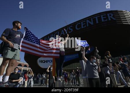 Brooklyn, New York, États-Unis 7 novembre 2020. Les gens se rassemblent à l'extérieur du Barclays Center pour célébrer la victoire projetée de Joe Biden dans la course présidentielle américaine Banque D'Images