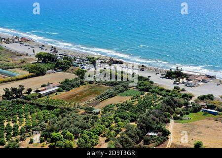 Vue sur la côte chypriote, la mer Méditerranée avec la plage de Kourion et les champs agricoles Banque D'Images