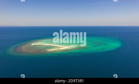 Seascape, sable blanc île..près de l'Atoll de l'île de Camiguin, Philippines, vue aérienne de l'île de sable blanc.avec les récifs coralliens.banc blanc. Banque D'Images