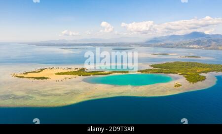 Île tropicale, de mangroves et de lagons turquoise sur un récif de corail, vue du dessus. L'île de Fraser, seascape Honda Bay, aux Philippines. Les lagons et atolls avec sable blanc. Banque D'Images