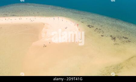 Plage de sable blanc dans la baie d'Honda, vue de dessus. Plage de sable blanc avec des drapeaux colorés et des touristes. Island hopping Tour à Honda Bay, Palawan. Banque D'Images