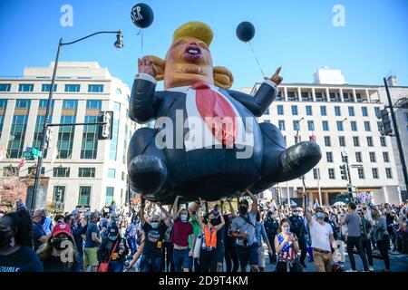 Washington, DC, États-Unis. 7 novembre 2020. Les gens célèbrent dans les rues près de la Maison-Blanche après l'annonce du président élu Joe Biden à Washington, DC (Credit image: © Riccardo SavZUMA Wire) Banque D'Images