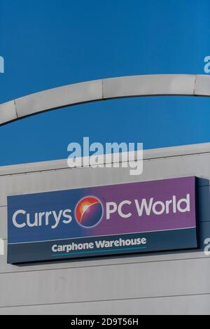 un grand signe pour currys pc world sur un out du magasin de détail de la ville avec un ciel bleu et de la place pour la copie Banque D'Images