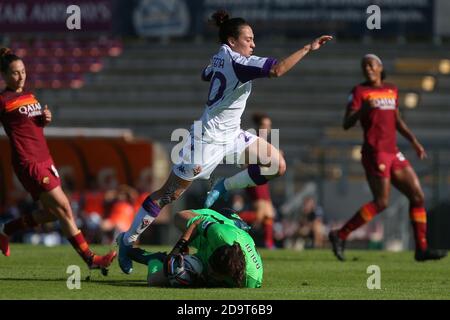 Rome, Italie. 07th nov. 2020. Le gardien de but Rachele Baldi (Roma) anticipe Michèle Catena (Fiorentina) pendant la ligue de football des femmes Serie UN match entre AS Roma et ACF Fiorentina au Stadio Tre Fontane le 7 novembre 2020 à Rome, Italie. (Photo de Giuseppe Fama/Pacific Press) crédit: Pacific Press Media production Corp./Alay Live News Banque D'Images