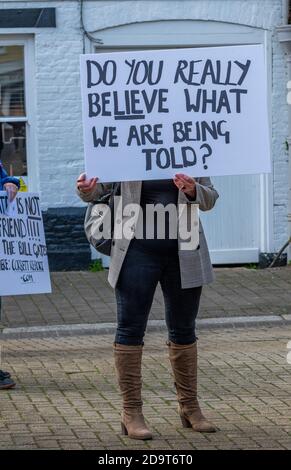 une femme protestant contre la réponse du gouvernement à la pandémie du coronavirus ou du covid 19. manifestation anti-gouvernementale sur l'île de right. Banque D'Images