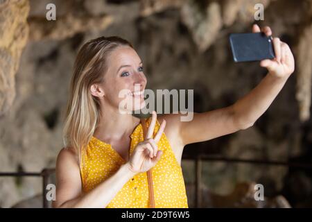 femme touristique prenant des photos de roches volcaniques et de grottes Banque D'Images