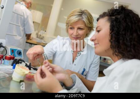 dentiers avec couronnes métal-céramique Banque D'Images