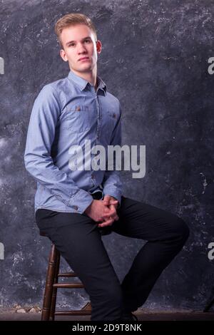 Mignon jeune homme habillé en studio décontracté portrait Banque D'Images