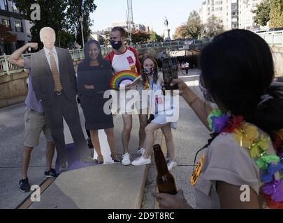 Washington, États-Unis. 07th nov. 2020. Les célébrations ont lieu alors que les organismes de presse appellent l'élection présidentielle de Joe Biden à Washington, DC, le samedi 7 novembre 2020. Aucune concession de la part du président Trump n’est attendue prochainement. Photo de Ken Cedeno/UPI. Crédit : UPI/Alay Live News Banque D'Images