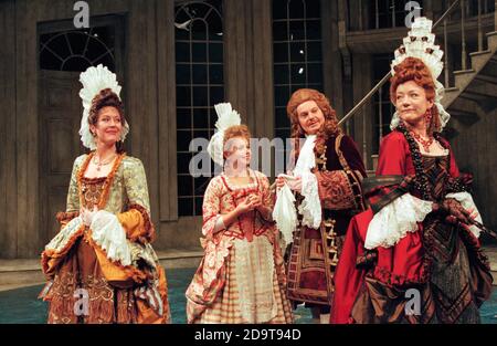 l-r: Jenny Quayle (Mme Foresight), Rebecca Lacey (Mlle Prue), Derek Jacobi (Jack Tattle), Jennifer Hilary (Mme frêle) en AMOUR par William Congreve au Chichester Festival Theatre, West Sussex, Angleterre 27/04/1996 design: Tim Goodchild Lighting: Nick Chelton Ian Lindsay: Chorégraphie: Judge Dolan réalisateur Banque D'Images