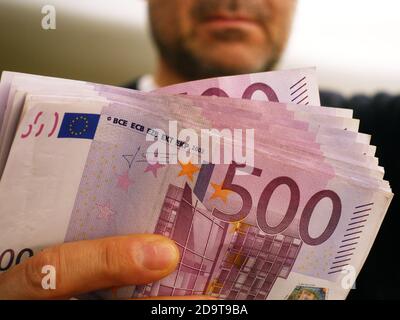 un homme riche montre 10,000 euros en billets de 500 euros Banque D'Images
