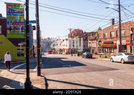 Le quartier des affaires de Murray Avenue dans le quartier de Squirrel Hill lors d'un beau jour d'automne, Pittsburgh, Pennsylvanie, États-Unis Banque D'Images