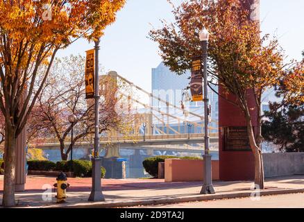 Partie du pont Andy Warhol avec le centre-ville de Pittsburgh, Pennsylvanie, États-Unis en arrière-plan Banque D'Images