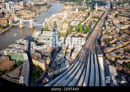 Vue aérienne au coucher du soleil sur la gare de London Bridge qui surplombe la Tamise river and Bridge Tower à Londres Banque D'Images