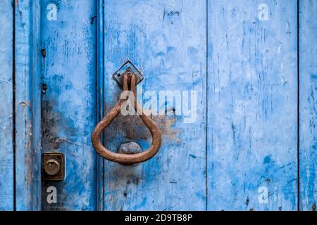 Détetail d'un ancien porte-clé sur une porte en bois bleue avec serrure, horizontale Banque D'Images