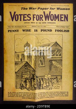 Page de couverture du magazine votes pour les femmes du 16 juillet 1915 : une réplique de souvenirs relatifs au mouvement des Suffragettes au Royaume-Uni. Banque D'Images