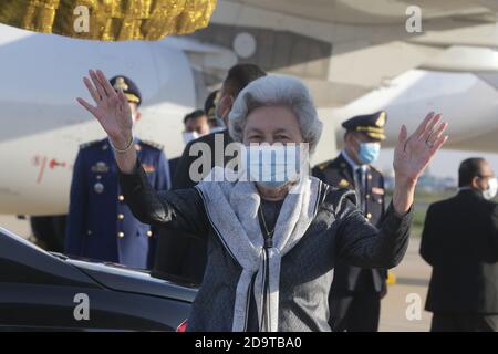 Phnom Penh, Cambodge. 7 novembre 2020. L'ancienne reine cambodgienne Norodom Monineath Sihanouk (Front) fait la vague à son arrivée à l'aéroport international de Phnom Penh, au Cambodge, le 7 novembre 2020. Le roi cambodgien Norodom Sihamoni et sa mère, l'ancienne reine Norodom Monineath Sihanouk, sont retournés chez eux samedi après avoir passé un mois à Pékin, capitale de la Chine, pour des examens médicaux et des traitements réguliers. Credit: Phearum/Xinhua/Alamy Live News Banque D'Images