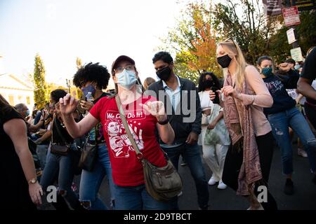 Washington, États-Unis. 07th nov. 2020. Des foules se rassemblent au milieu des milliers de Black Lives Matter Plaza pour célébrer la déclaration de l'ancien vice-président Joe Biden et du sénateur Kamala Harris à titre de gagnants de l'élection présidentielle de 2020 à Washington, DC, le 7 novembre 2020, dans le contexte de la pandémie du coronavirus. Après que l'Associated Press a déclaré la Pennsylvanie et le Nevada pour que Biden et Harris se fixent 270 votes au collège électoral, des célébrations impromptues ont éclaté alors que le président Trump refusait de concéder la défaite. (Graeme Sloan/Sipa USA) Credit: SIPA USA/Alay Live News Banque D'Images