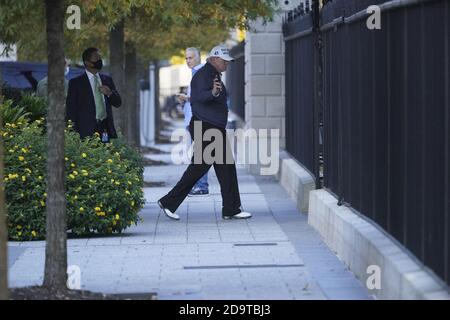 Washington DC, États-Unis. 7 novembre 2020. Le président Donald Trump revient à la Maison Blanche après avoir fait du golf au club de golf national de Trump. (Photo de Chris Kleponis/Sipa USA) crédit: SIPA USA/Alay Live News Banque D'Images