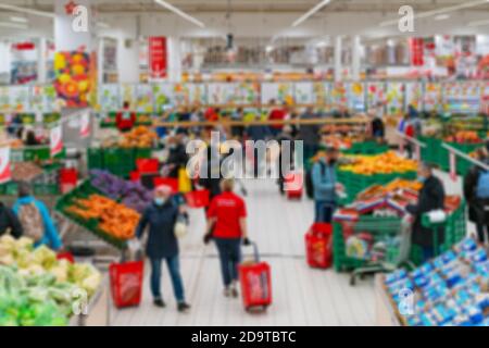 Supermarché flou. Vendre des produits dans un magasin de détail. Arrière-plan flou des acheteurs dans un magasin. Banque D'Images