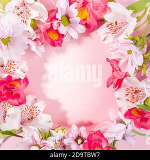 Banderole à motif floral de couleur rose pastel Banque D'Images