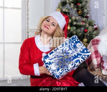 Femme gaie habillée en portrait de studio de costume du Père Noël Banque D'Images