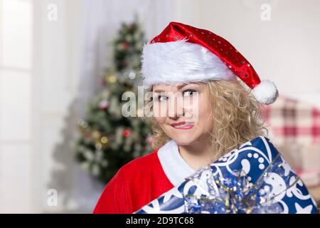 Femme gaie habillée en portrait de studio de costume du Père Noël Banque D'Images