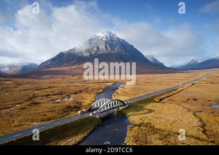 Buachaville Etive Mor aérien pendant l'automne vue de la route A82 et pont Banque D'Images