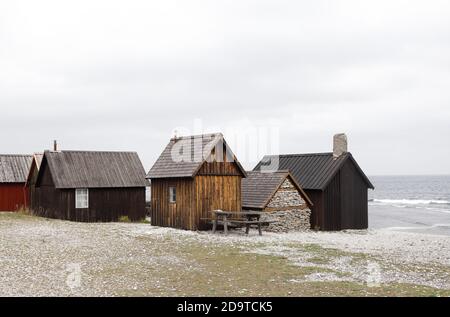 Hangars de l'ancienne station de pêche Helgemannen locatedon l'île de Faro dans la province suédoise de Gotland. Banque D'Images