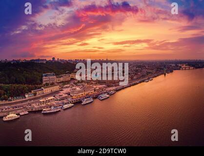 Couleur spectaculaire coucher de soleil sur le Dniepr à Kiev, Ukraine, l'arrière-plan de voyage Banque D'Images