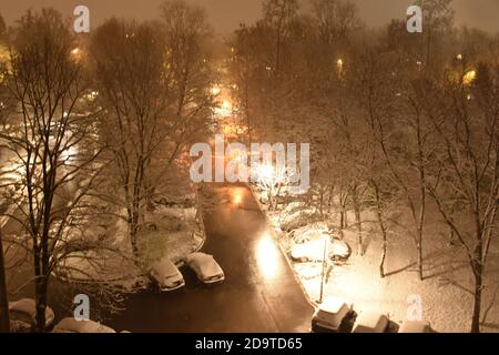 Le parc de la ville est couvert de neige, le sol et les voitures sont blanches avec de la neige Banque D'Images